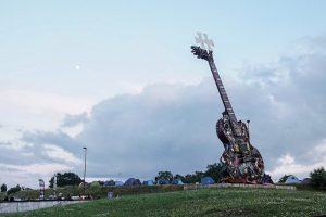 sculpture guitare au hellfest festival