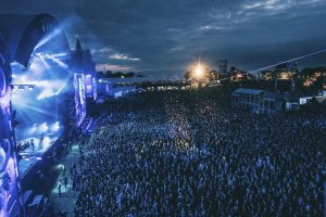 Concert au hellfest foule et lumière