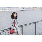 Mannequin sac rouge marque de luxe louvreuse
