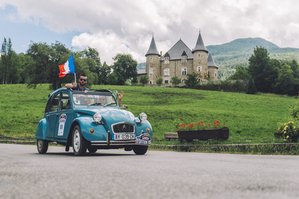 Cocorico deux chevaux devant un château