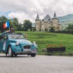 Cocorico deux chevaux devant un château