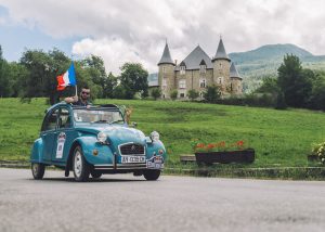 Cocorico deux chevaux devant un château