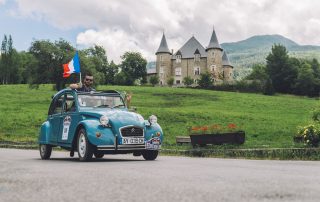 Cocorico deux chevaux devant un château