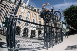 matthias dandois paris street city guide videaste red bull photographe brand content bmx velo corey martinez la clef production agence