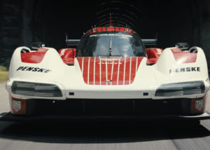 F1 dans les usines Porsches au Mans qui va se rendre au circuit des 24 heures du Mans en passant par le lac d'annecy