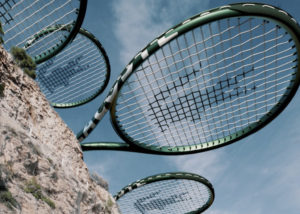 Nouvelle raquette lacoste L23 qui vole dans le ciel au dessus de la mer du Cap Estel