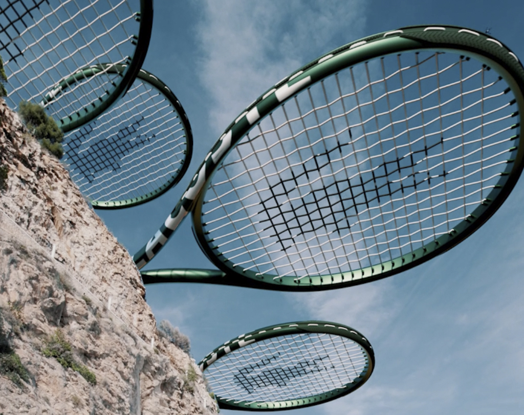 Nouvelle raquette lacoste L23 qui vole dans le ciel au dessus de la mer du Cap Estel