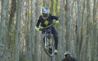 loic bruni qui fait un saut en vtt de descente